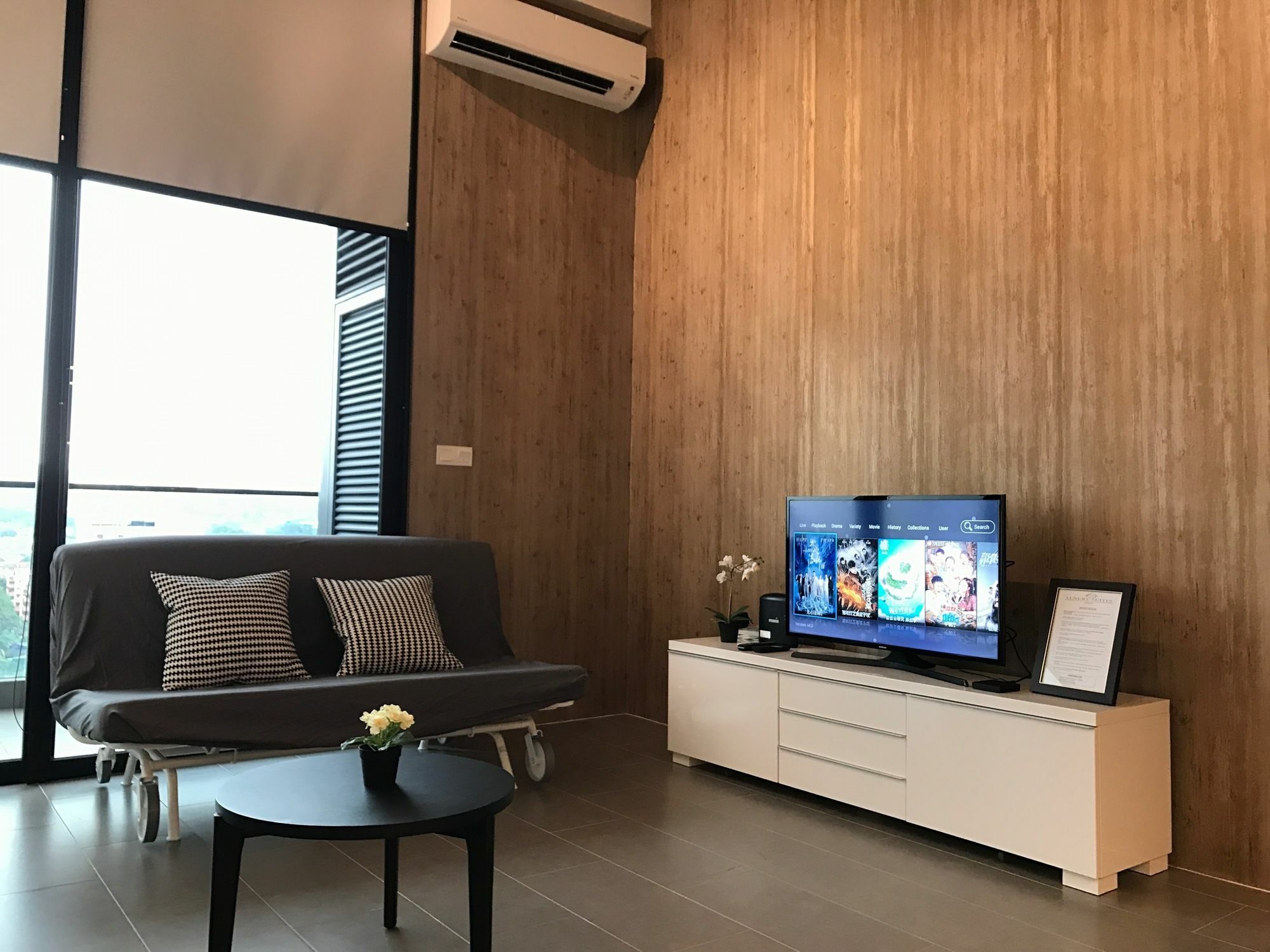 Hotel Alila Bangsar Kuala Lumpur Exterior foto A living room with a television