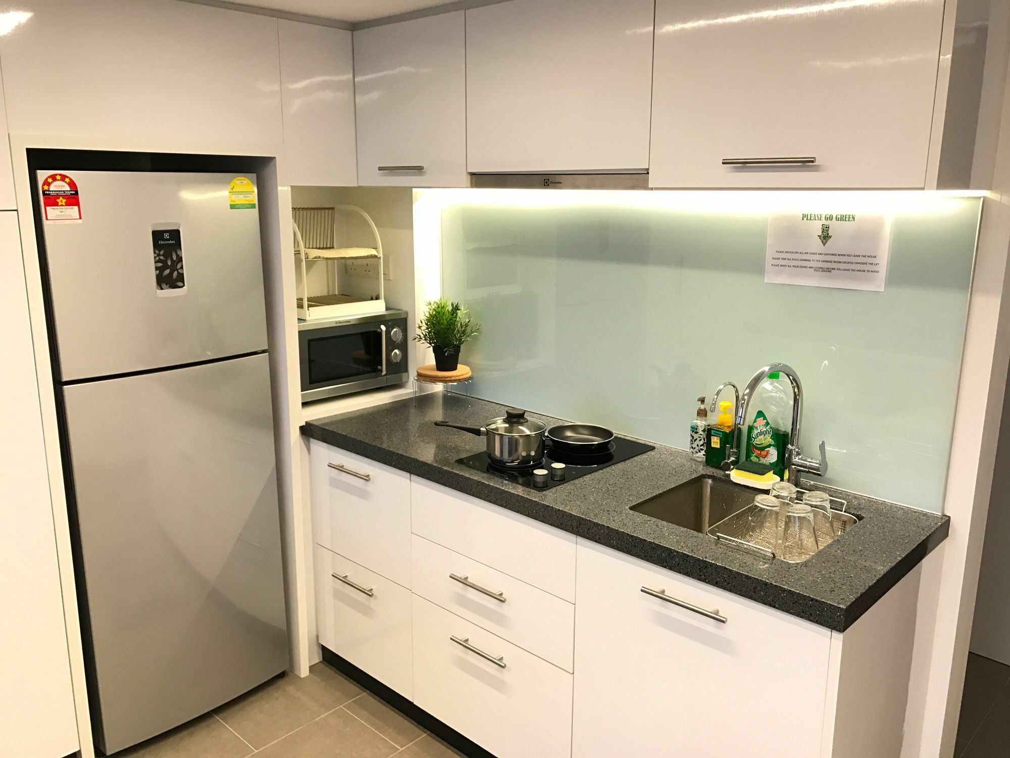 Hotel Alila Bangsar Kuala Lumpur Exterior foto A typical kitchen in a student apartment